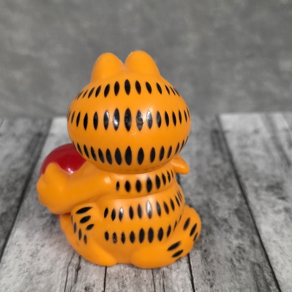 Garfield Holding a Red Pot with Moving Hand | Plastic Collectible Toy Figure - Picture 2 of 7